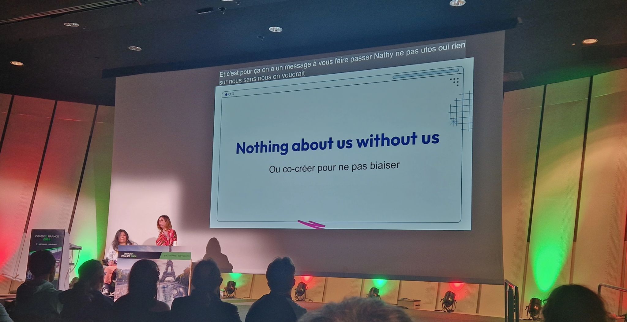 Thanh Lan et moi sur scène avec le slide Nothing about us without us ou co-créer pour ne pas biaiser. Les sous-titres sont transcrits juste après cet image.